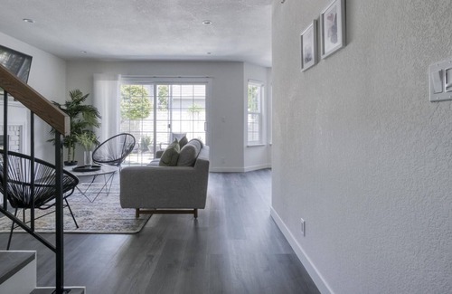 Milpitas Apartment | Milpitas 2BR + Parking in Complex w/ Pool + Lake