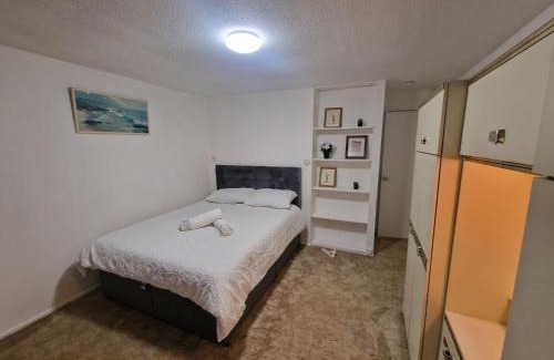 Bletchley House | Milton Keynes Modern Retreat