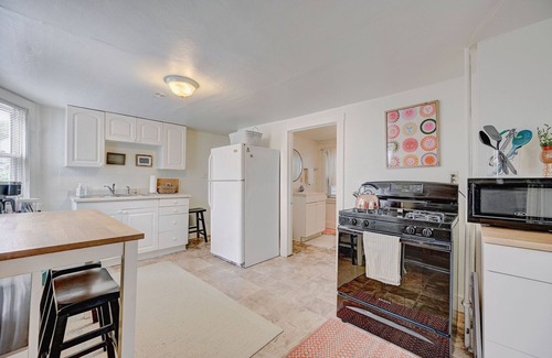 Lower East Side Apartment | Milwaukee 1BR Bungalow with free parking
