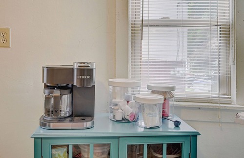 Lower East Side Apartment | Milwaukee 1BR Bungalow with free parking