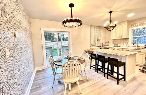 Charlotte House | Min to Panthers|Spectrum|Downtown|Fenced Yard|Dogs