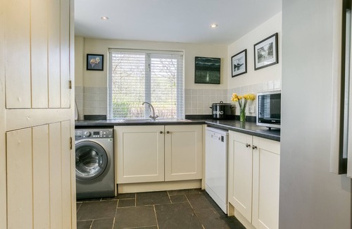 Llanfairpwllgwyngyll Cottage | Min y Mor Menai - sleeps 8 guests in 4 bedrooms