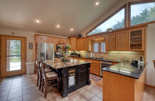 Young Harris Cabin | Mina at Notting Hill, 5/3.5 has large gas fireplace, firepit, slate pool table