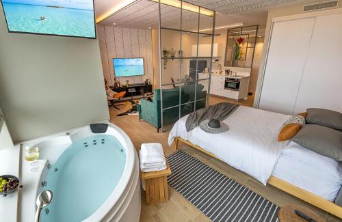 Or Akiva Apartment | Mina's luxury suite - panoramic sea view- קיסריה
