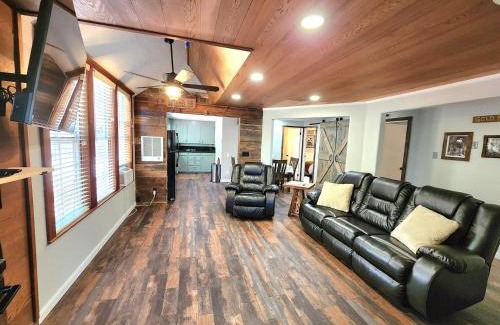 West Village House | Miners Suite-centrally Located In Shaver Lake