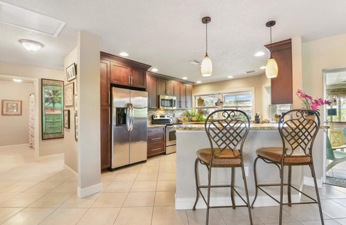 Biggar House | Mini Margaritaville .Waterfront (Gulf Access), Tropical Infinity Pool Home