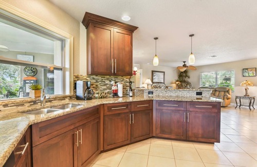 Biggar House | Mini Margaritaville .Waterfront (Gulf Access), Tropical Infinity Pool Home