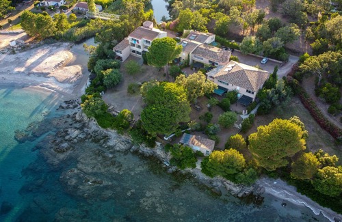 Favone Villa | Mini villa 2 people, ground floor, feet in the water direct access to the beach