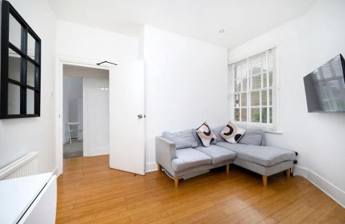 Brixton Hill Apartment | minimalist 3-bedroom flat in Brixton