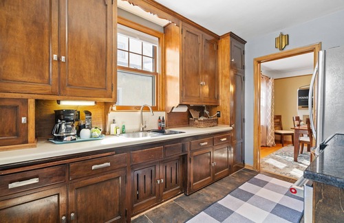 Hale House | MINNeSTAY* Nokomis Haven Pet Friendly | Cozy