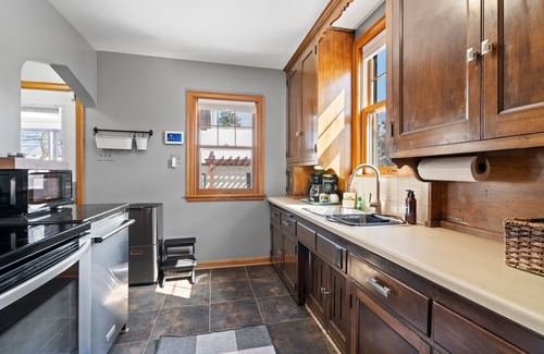 Hale House | MINNeSTAY* Nokomis Haven Pet Friendly | Cozy