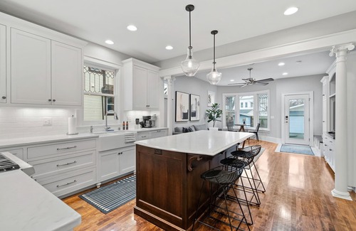 Kenwood House | MINNeSTAY* Sapphire Estate | Luxury | Cedar Lake