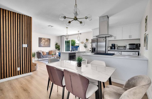 Southwest Anaheim House | Minnie's Marvelous Escape 8 minutes to Disney & Convention Center