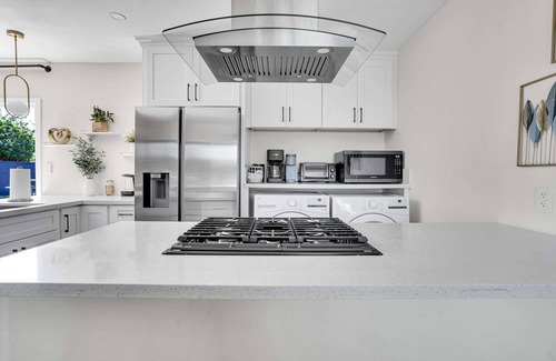 Southwest Anaheim House | Minnie's Marvelous Escape 8 minutes to Disney & Convention Center