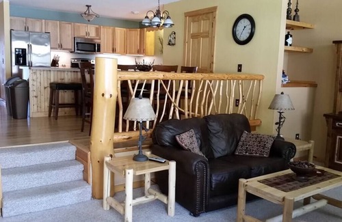 Minocqua House | Minocqua Lake Condo B7- 2 Story Rustic Town Home