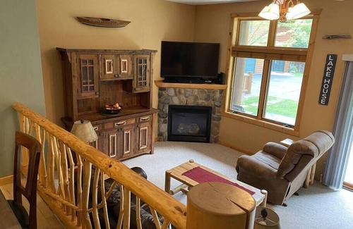 Minocqua House | Minocqua Lake Condo B7- 2 Story Rustic Town Home