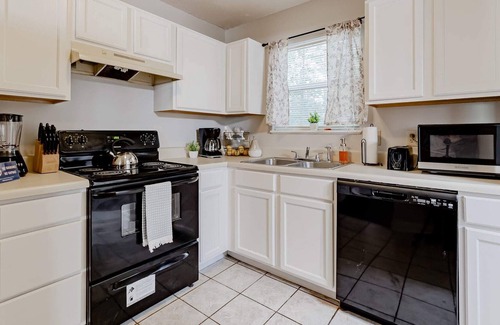 Irmo House | Mins from Downtown, I-90 Access-Sweetthorne Solace