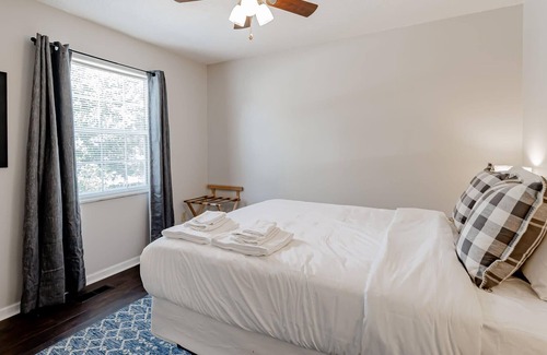 Irmo House | Mins from Downtown, I-90 Access-Sweetthorne Solace
