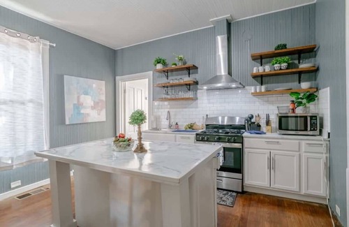 Mobile House | Mins from Historic Downtown - Pretty Peach Palace