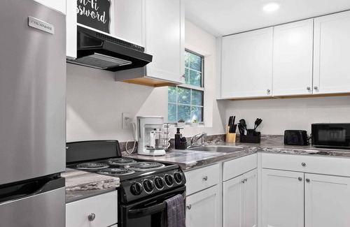 East Ridge Apartment | Mins from Zoo & Downtown! Laurel Lounge Apt. 1