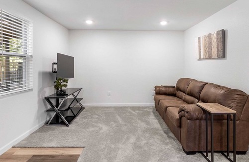East Ridge Apartment | Mins from Zoo & Downtown! Laurel Lounge Apt. 2