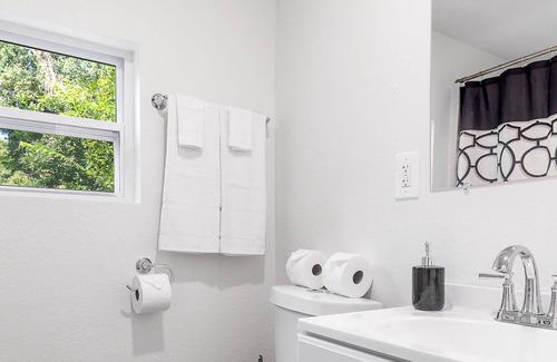 East Ridge Apartment | Mins from Zoo & Downtown! Laurel Lounge Apt. 2