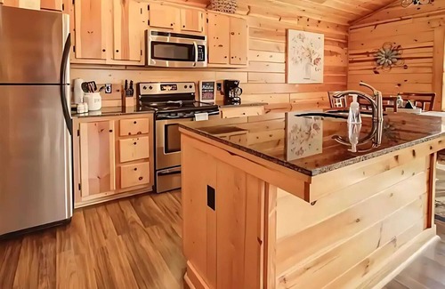 White Oak Lodge Cabin | Mins to DT Gatlinburg~ Hot Tub~ Community Pool
