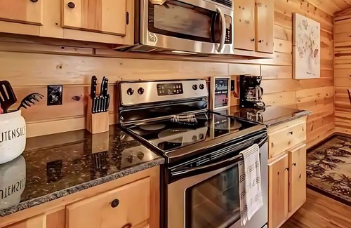 White Oak Lodge Cabin | Mins to DT Gatlinburg~ Hot Tub~ Community Pool