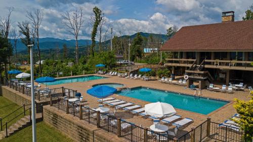 Chalet Village North Ski Chalet | Mins to Gburg Sleeps 8 Hot Tub Arcade Area Pool