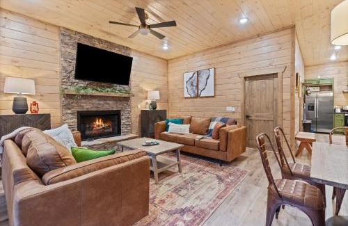 Chalet Village North Ski Chalet | Mins to Gburg Sleeps 8 Hot Tub Arcade Area Pool