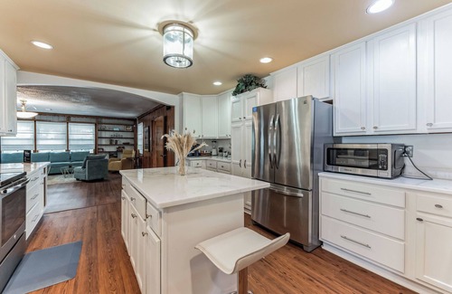 Whitehaven House | Mins to Graceland Secluded Roomy Rambling Ranch Style Home, Chef's Kitchen