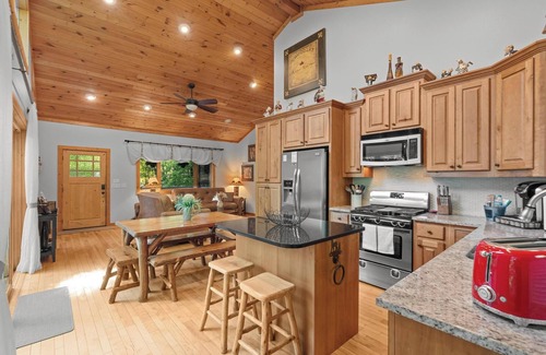 Franklin Cabin | Mins to Highlands | Hot Tub, Fire Pit, Game Room