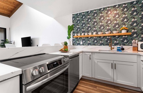 Historic Kailua Village Condo | Mins to Ocean I By Main Strip I Pool I Hot Tub I WIFI