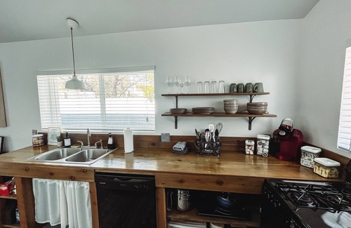 Swan Way Park House | Mins to U of A, Comfortable Bed, Pet Friendly!