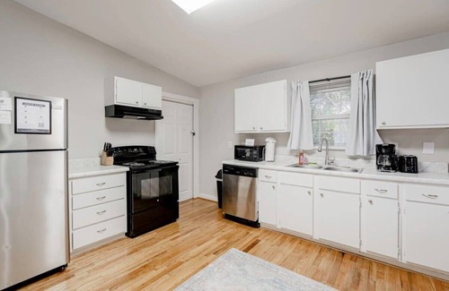 Columbia House | Mins to USC, Hospital, Zoo! Columbia Duet-Unit B