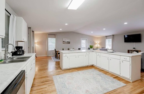 Columbia House | Mins to USC, Hospital, Zoo! Columbia Duet-Unit B