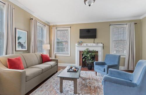 Montgomery House | Mins to Zoo - Capitol Heights Hideaway