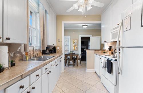 Montgomery House | Mins to Zoo - Capitol Heights Hideaway
