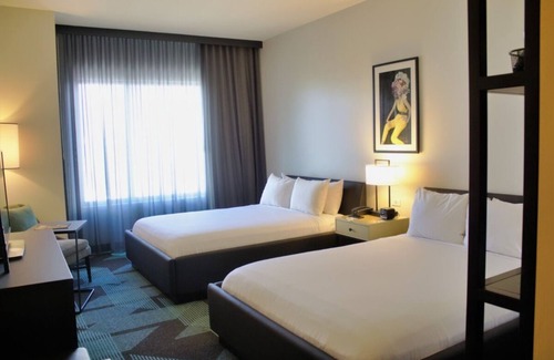 Downtown Las Vegas Hotel | Minutes Away from The Neon Museum! FREE Parking, Rooftop Pool, Onsite Casino
