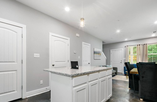 Mobile Cottage | Minutes Away From USA College, and Places to eat Near by!