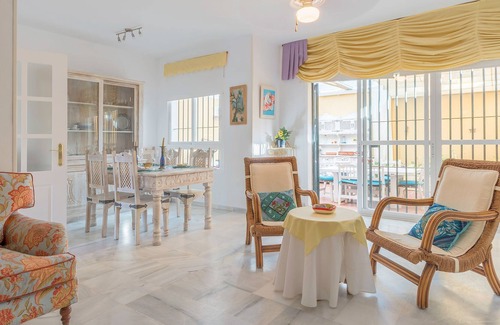Valdelagrana House | Minutes from Beach with Beautiful Patios, Wi-Fi and Charming Decor