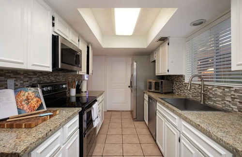 North San Antonio - SAT House | Minutes from airport, hot tub, pool, mini golf, game room