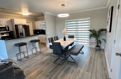 Pembroke Park House | Minutes from beaches, airports & stadium.