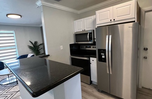 Pembroke Park House | Minutes from beaches, airports & stadium.