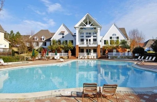 Lackey Condo | Minutes from Bush Gardens and Colonial Williamsburg, great amenities and space!