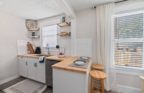 North Charleston House | Minutes from D-town/Beaches/Shopping