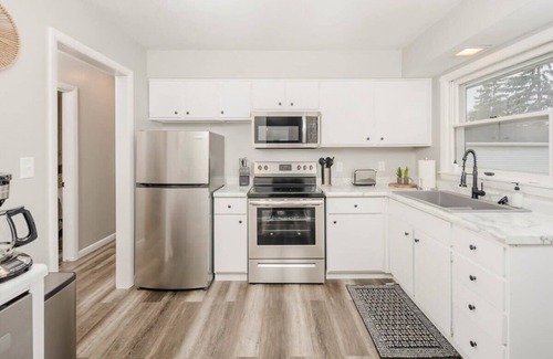 Oshkosh House | Minutes from Downtown, EAA, University - 3 bedroom