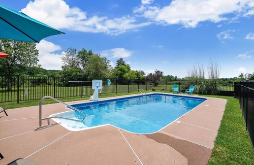 Cambridge House | Minutes from Downtown Cambridge | Private Dock | Pool | Kayaks