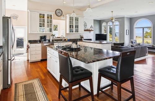 Algonquin House | Minutes from Downtown Cambridge | Outdoor Dining | Private Dock | Kayaks | Bikes