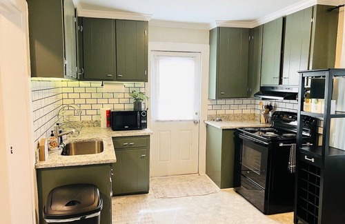Earlewood House | Minutes From Downtown, King, Pets, Fenced Yard